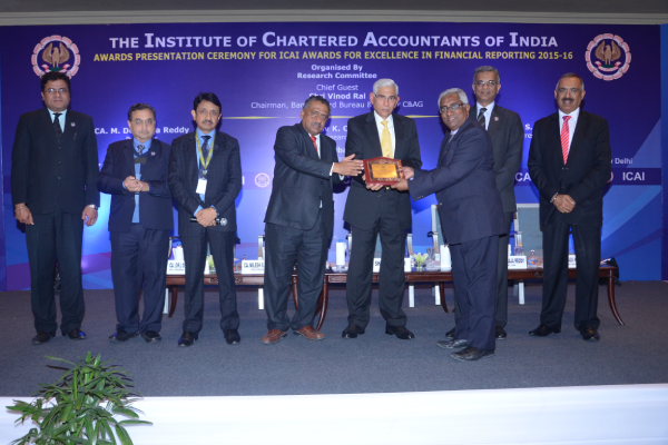 इन्स्टिट्यूट ऑफ चार्टर्ड अकाउंटंट्स ऑफ इंडिया (ICAI) कडून २०१५-१६ या वर्षासाठी आर्थिक अहवालातील उत्कृष्टतेसाठी ICAI पुरस्कारांसाठी फलक.