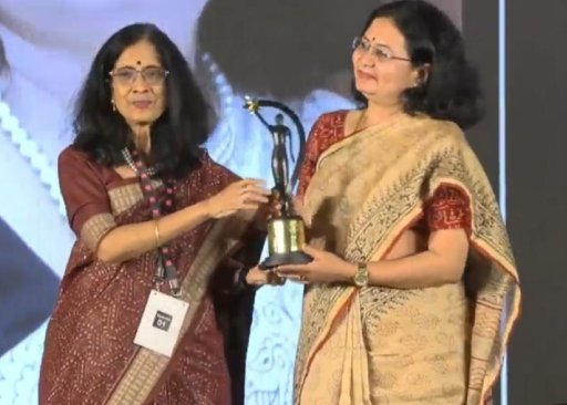 महिला नेतृत्व पुरस्कार २०२३ मध्ये ईटी प्राइम कडून फायनान्स लीडर ऑफ द इयर पुरस्कार